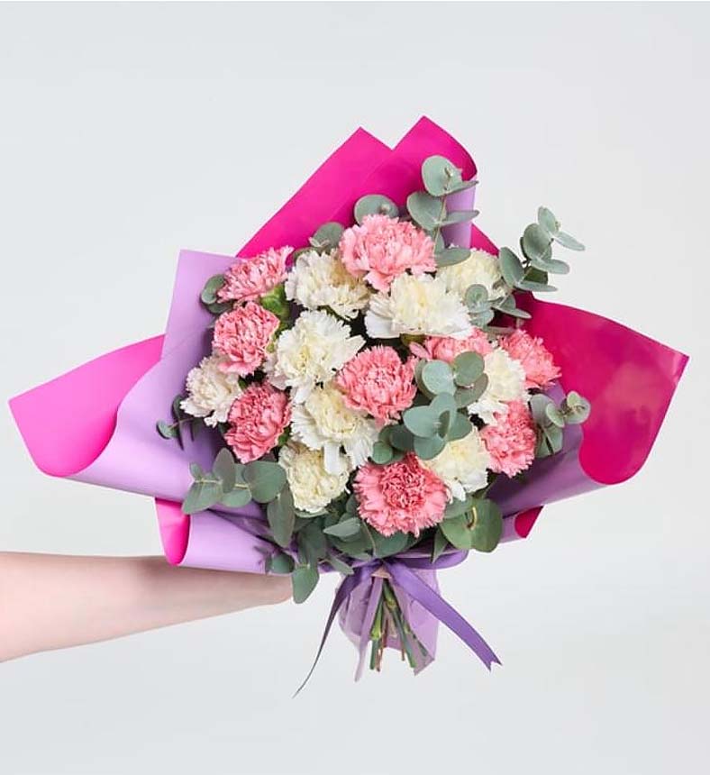 Lila ve Canlı Pembe Bukette Renkli Karanfiller